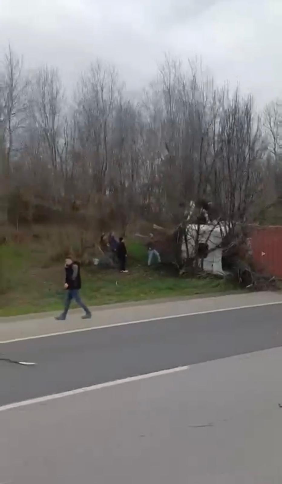 Otoyolda konteyner yüklü bir tır devrildi