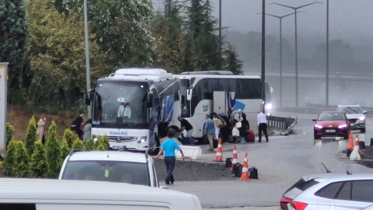 Otoyolda otobüsler çarpıştı