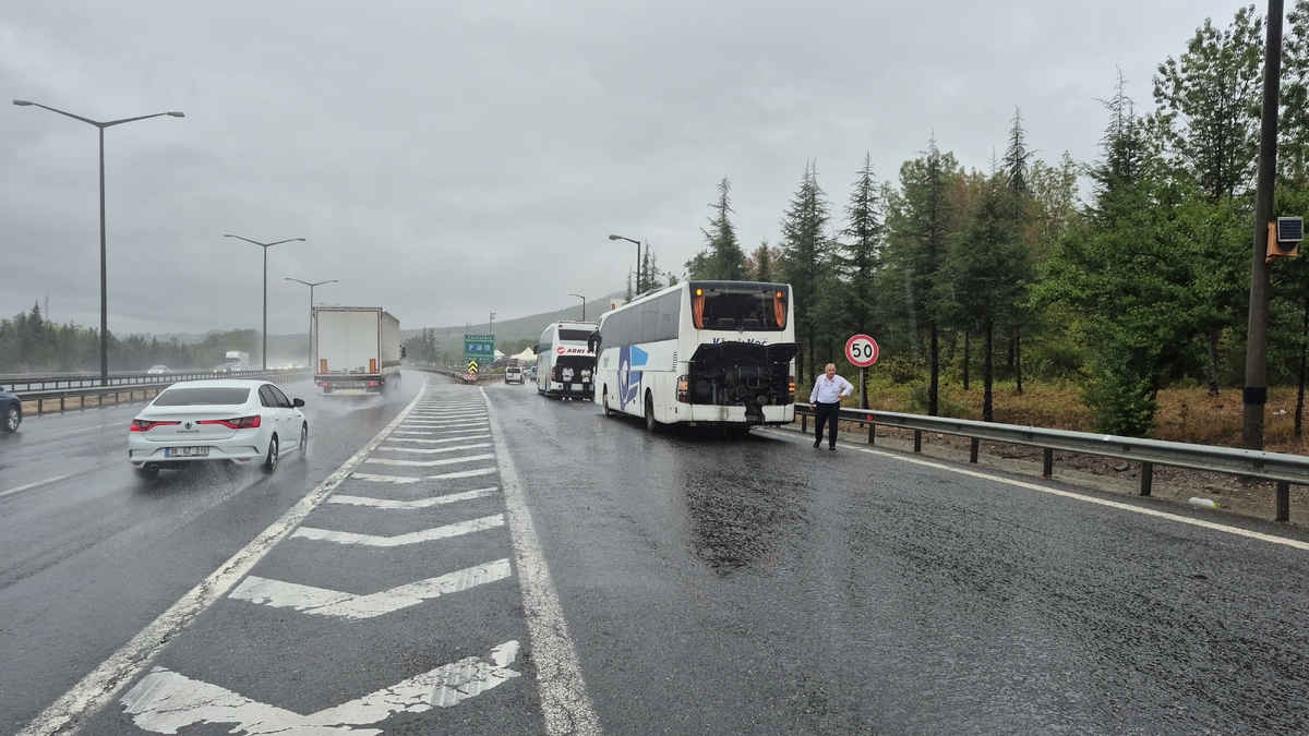 Otoyolda otobüsler çarpıştı