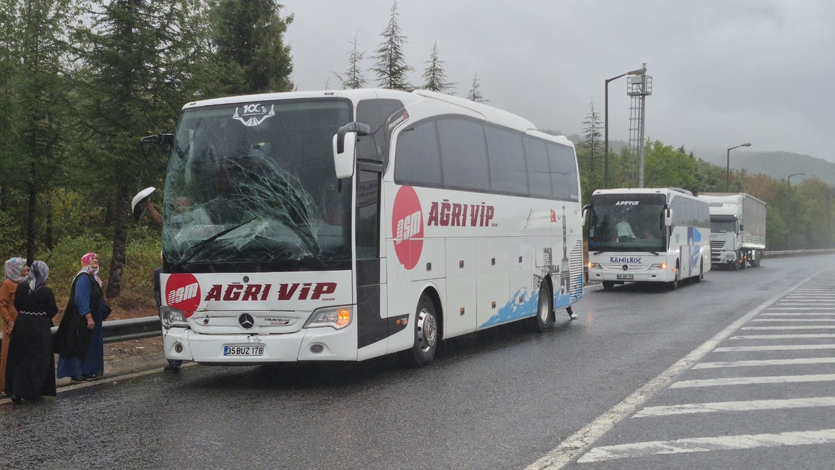 Otoyolda otobüsler çarpıştı