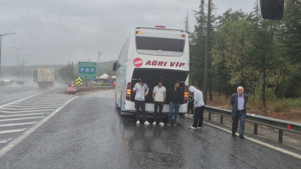 Otoyolda otobüsler çarpıştı