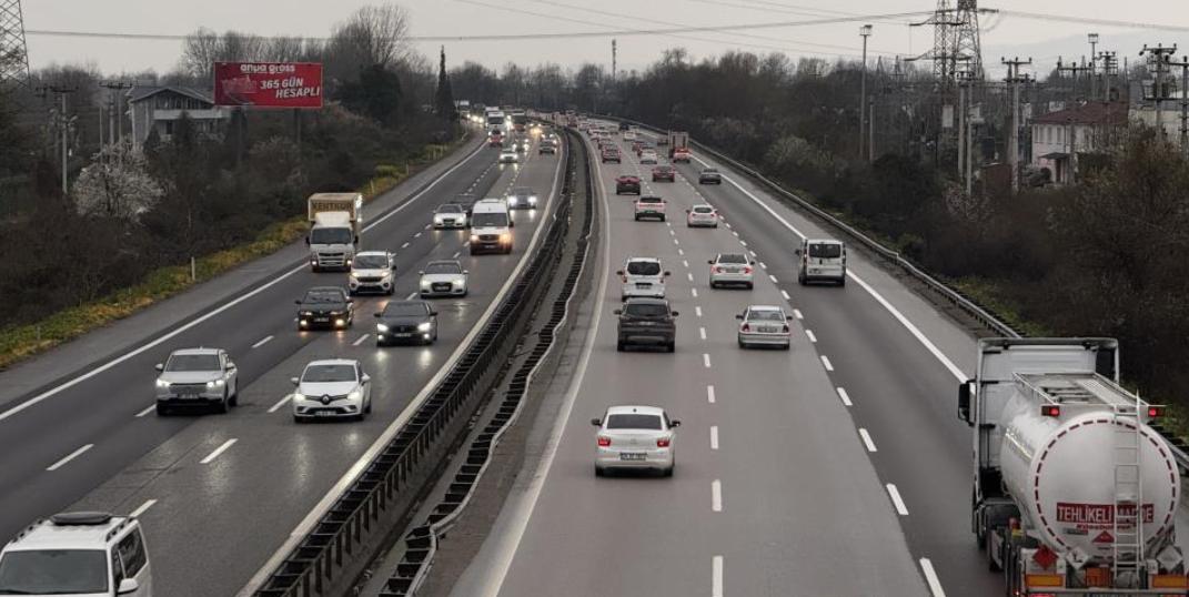 Otoyolda tatil dönüşü yoğunluğu sürüyor