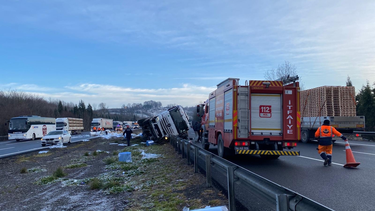 Otoyolda tır devrildi