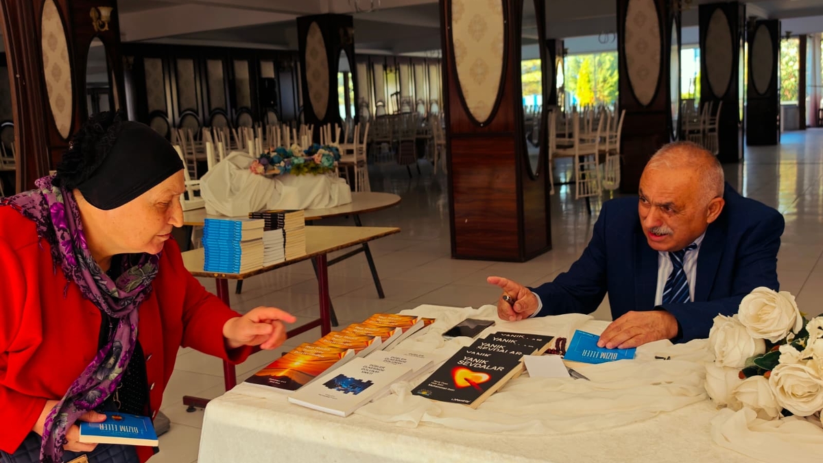 Ozan Muhammet Avcı Akyazı'da okurları ile buluştu