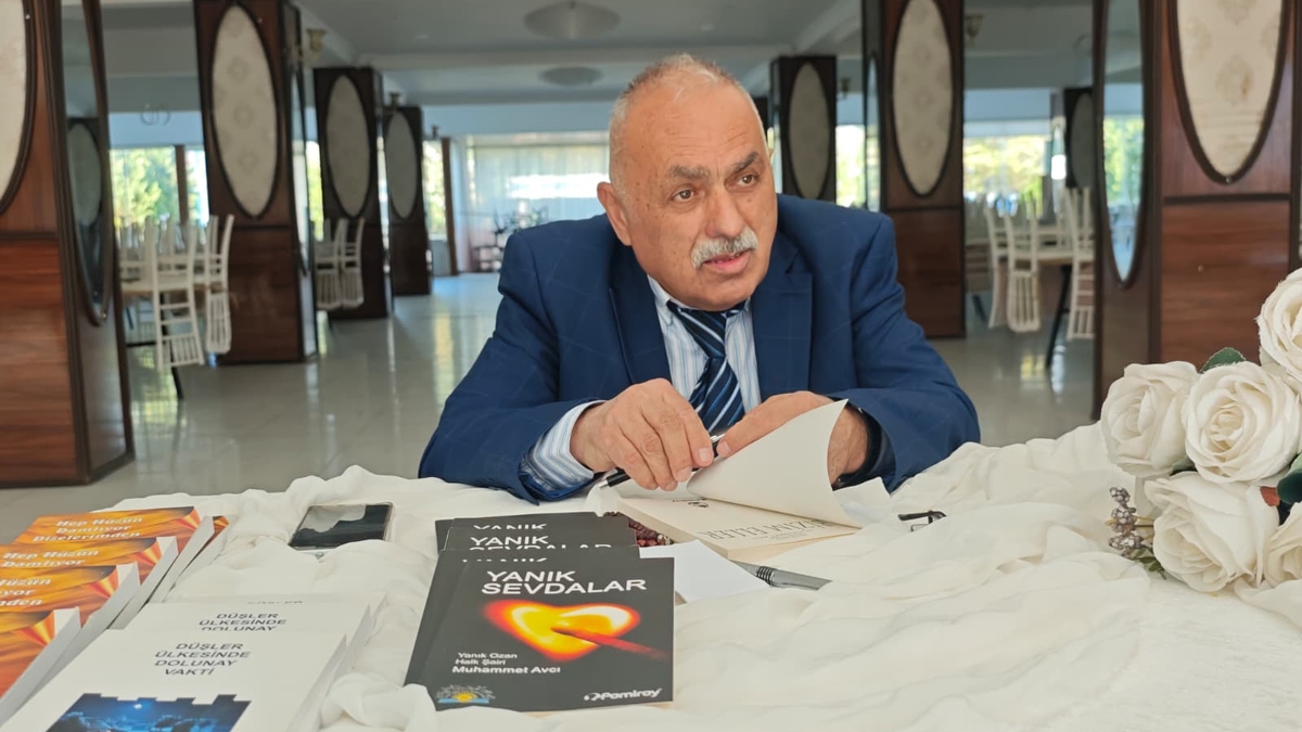 Ozan Muhammet Avcı Akyazı'da okurları ile buluştu