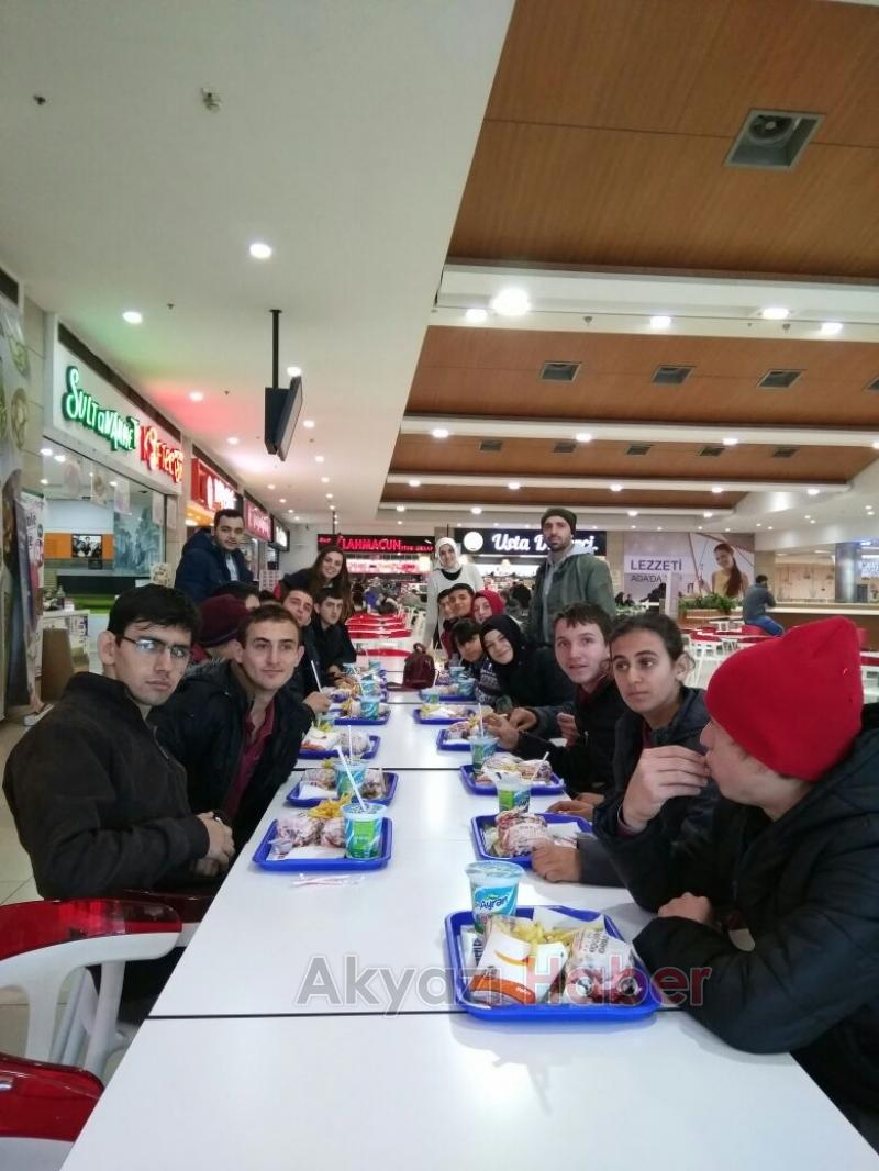  Özel Eğitim Sınıfı Öğrencilerinden Sinema Keyfi