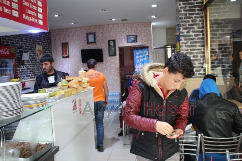 ÖZEL SOSLU DÜRÜM YEMEK İSTEYENLER UZUN KUYRUK OLUŞTURDU