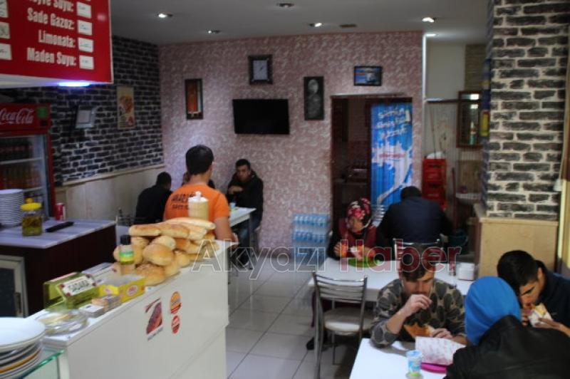 ÖZEL SOSLU DÜRÜM YEMEK İSTEYENLER UZUN KUYRUK OLUŞTURDU