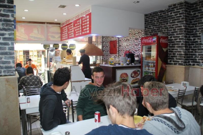 ÖZEL SOSLU DÜRÜM YEMEK İSTEYENLER UZUN KUYRUK OLUŞTURDU