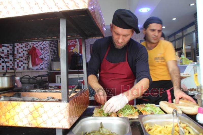 ÖZEL SOSLU DÜRÜM YEMEK İSTEYENLER UZUN KUYRUK OLUŞTURDU