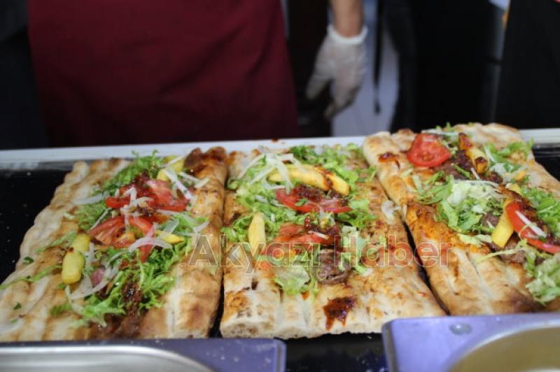 ÖZEL SOSLU DÜRÜM YEMEK İSTEYENLER UZUN KUYRUK OLUŞTURDU