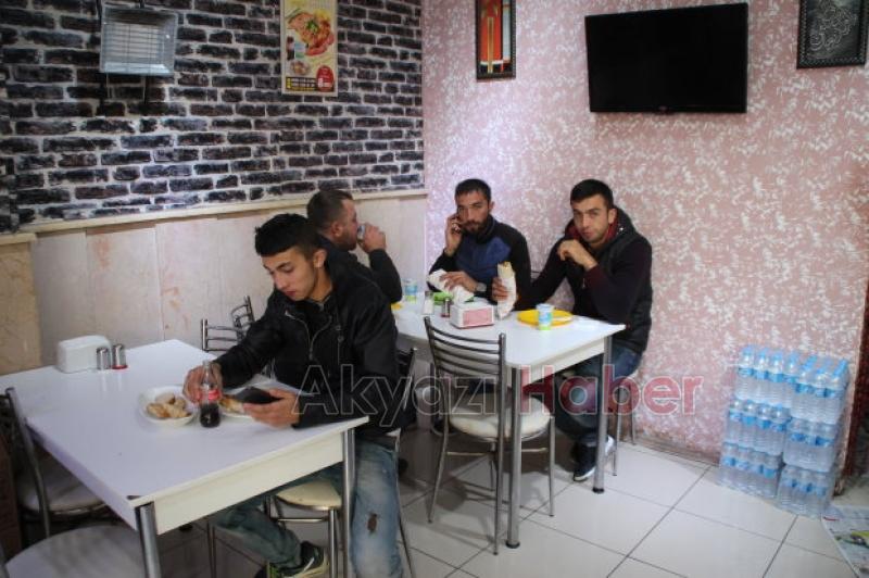 ÖZEL SOSLU DÜRÜM YEMEK İSTEYENLER UZUN KUYRUK OLUŞTURDU