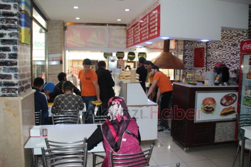 ÖZEL SOSLU DÜRÜM YEMEK İSTEYENLER UZUN KUYRUK OLUŞTURDU