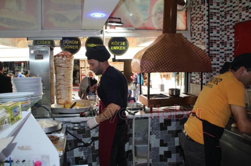 ÖZEL SOSLU DÜRÜM YEMEK İSTEYENLER UZUN KUYRUK OLUŞTURDU