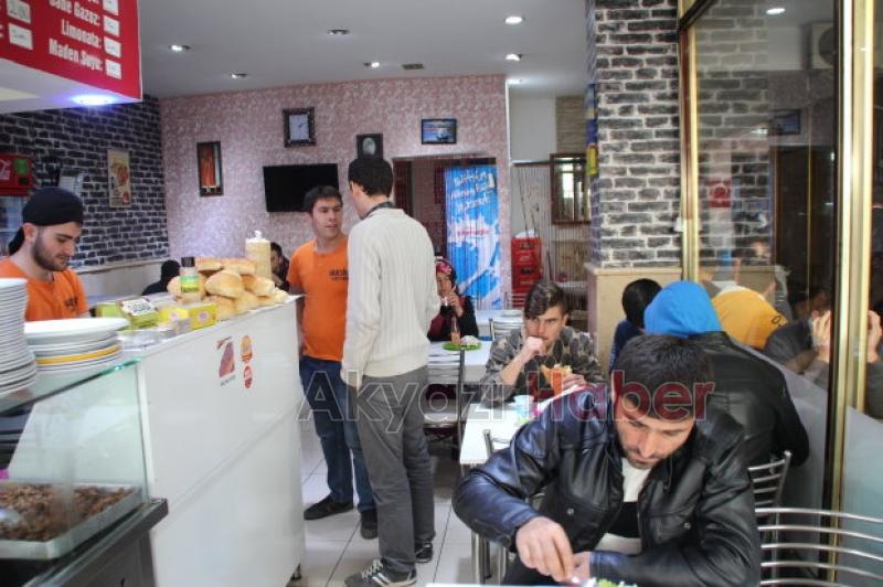 ÖZEL SOSLU DÜRÜM YEMEK İSTEYENLER UZUN KUYRUK OLUŞTURDU