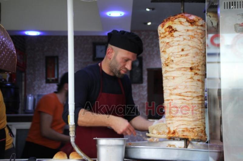 ÖZEL SOSLU DÜRÜM YEMEK İSTEYENLER UZUN KUYRUK OLUŞTURDU