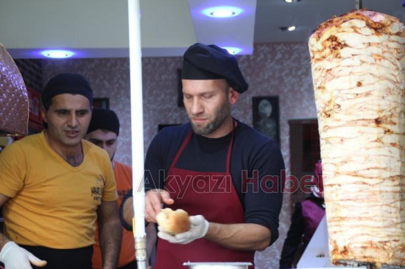 ÖZEL SOSLU DÜRÜM YEMEK İSTEYENLER UZUN KUYRUK OLUŞTURDU