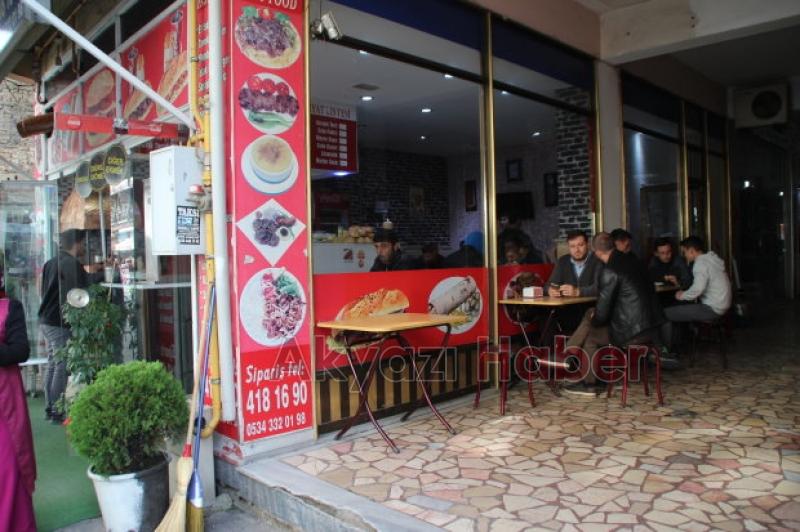 ÖZEL SOSLU DÜRÜM YEMEK İSTEYENLER UZUN KUYRUK OLUŞTURDU