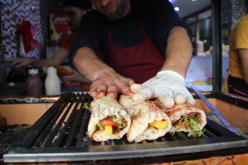 ÖZEL SOSLU DÜRÜM YEMEK İSTEYENLER UZUN KUYRUK OLUŞTURDU