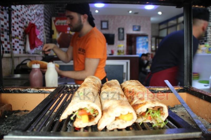 ÖZEL SOSLU DÜRÜM YEMEK İSTEYENLER UZUN KUYRUK OLUŞTURDU