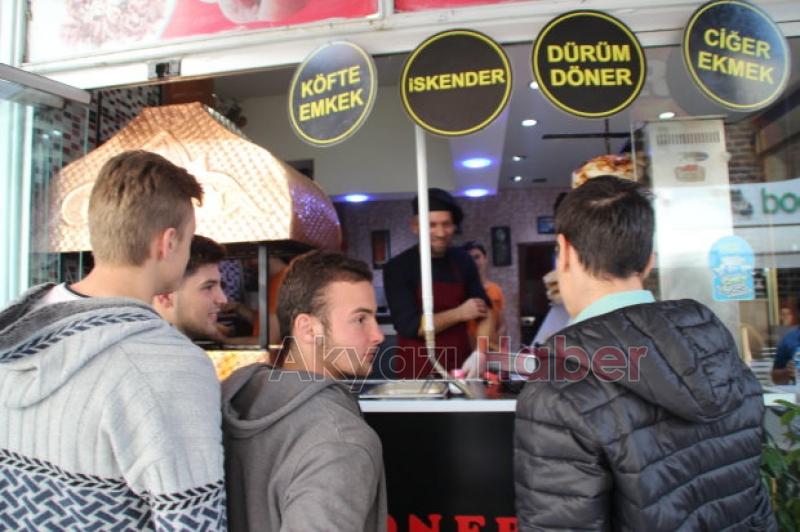 ÖZEL SOSLU DÜRÜM YEMEK İSTEYENLER UZUN KUYRUK OLUŞTURDU