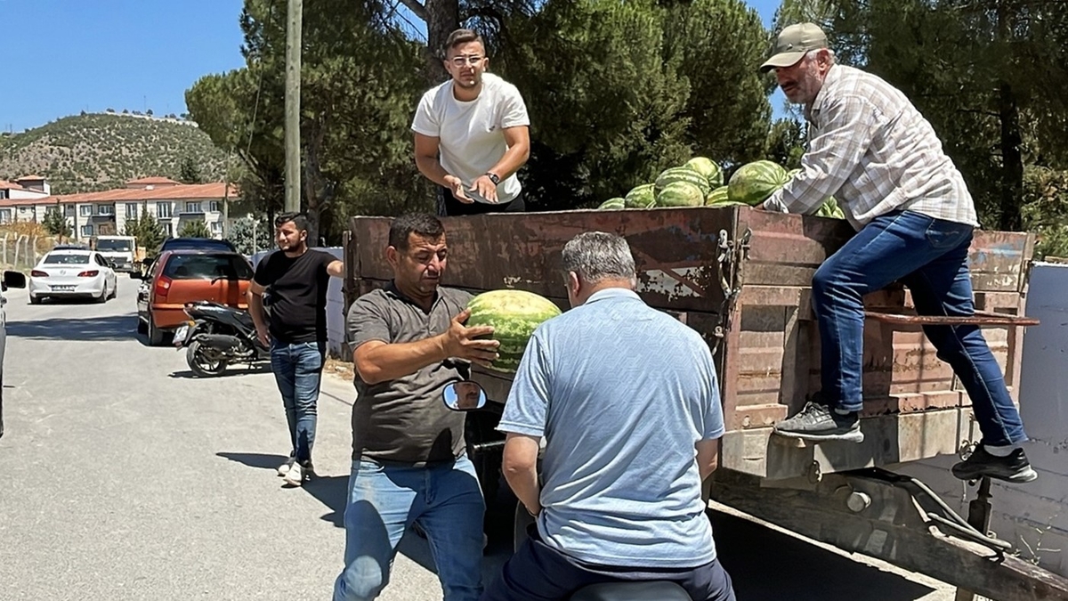 Tonlarca karpuzu satın alarak ücretsiz dağıttı
