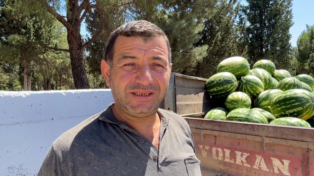 Tonlarca karpuzu satın alarak ücretsiz dağıttı
