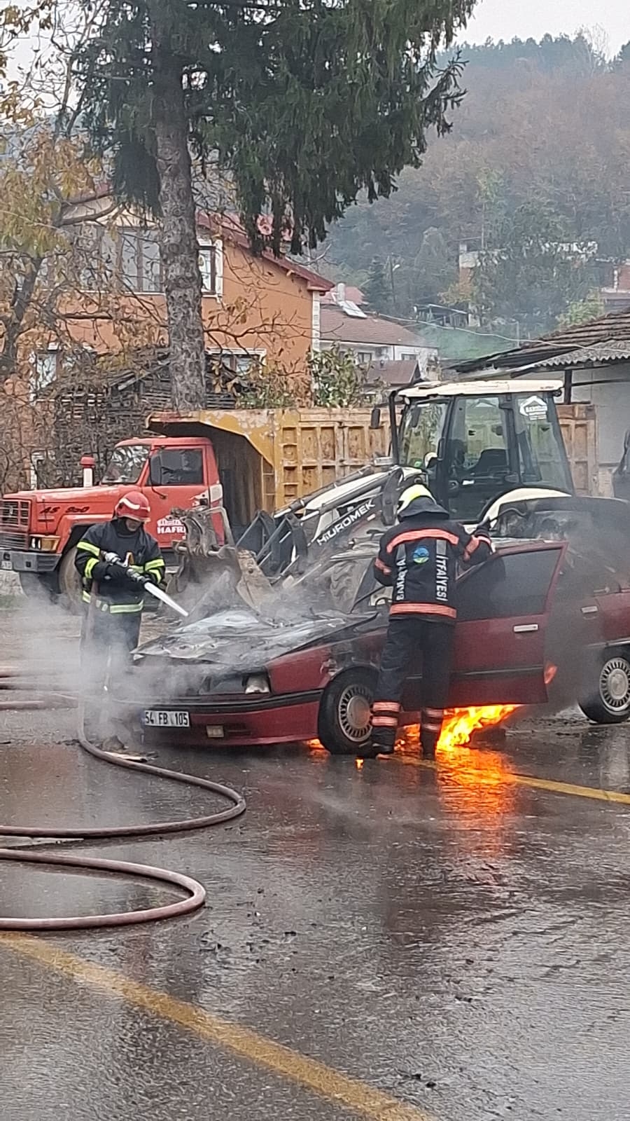 Panik anları; Otomobil alevler içinde kaldı