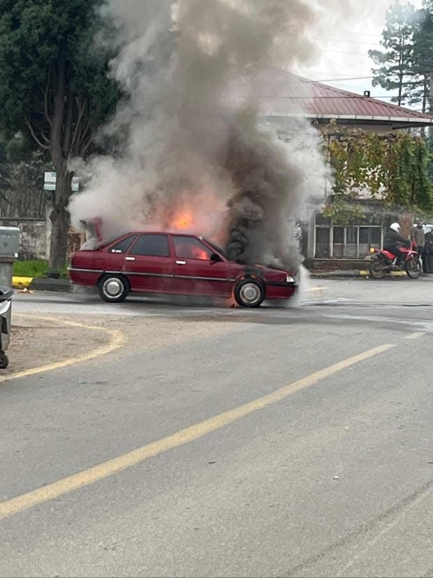 Panik anları; Otomobil alevler içinde kaldı