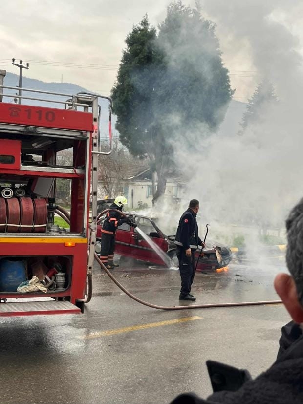 Panik anları; Otomobil alevler içinde kaldı