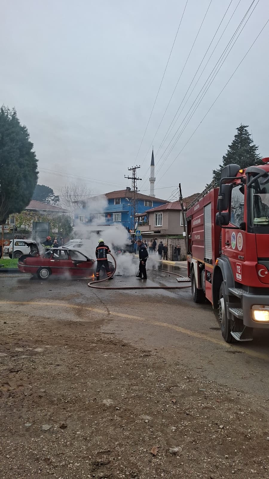 Panik anları; Otomobil alevler içinde kaldı