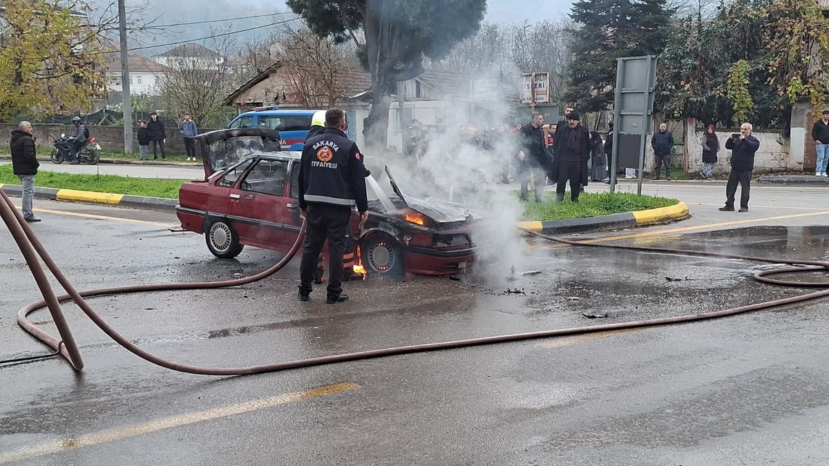 Panik anları; Otomobil alevler içinde kaldı