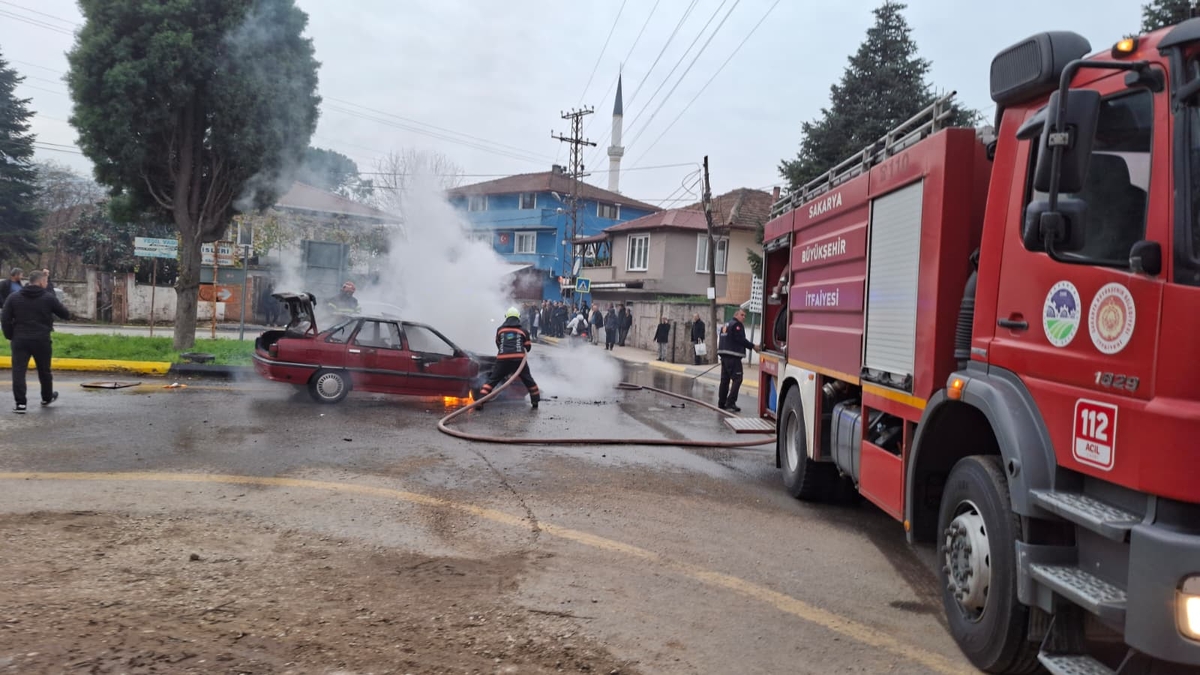 Panik anları; Otomobil alevler içinde kaldı