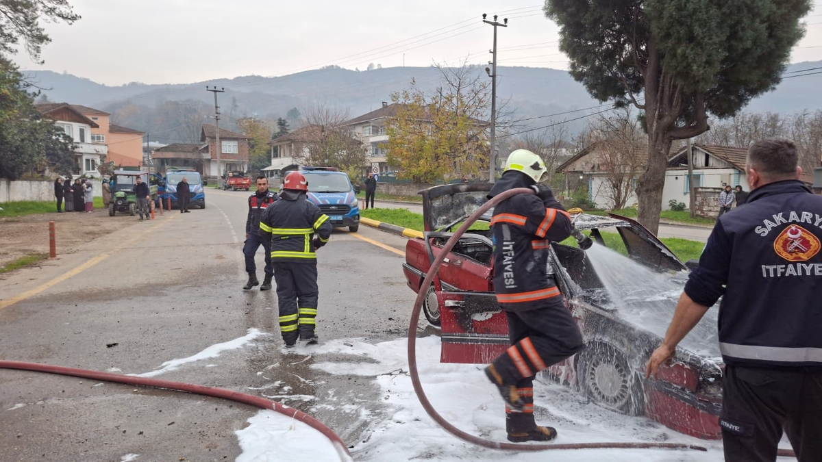 Panik anları; Otomobil alevler içinde kaldı