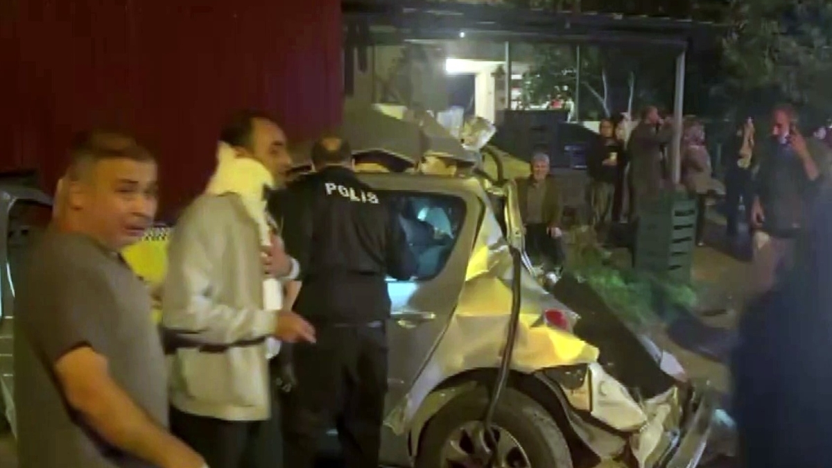 Paramparça olan araçtan yürüyerek çıktı
