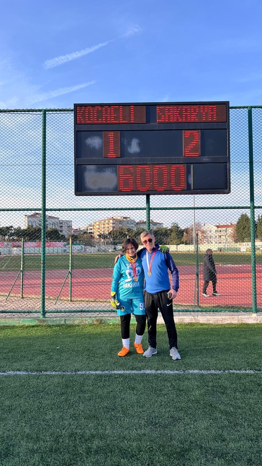 Paris Ortaokulu Kız Futbol Takımı’ndan üçüncü şampiyonluk