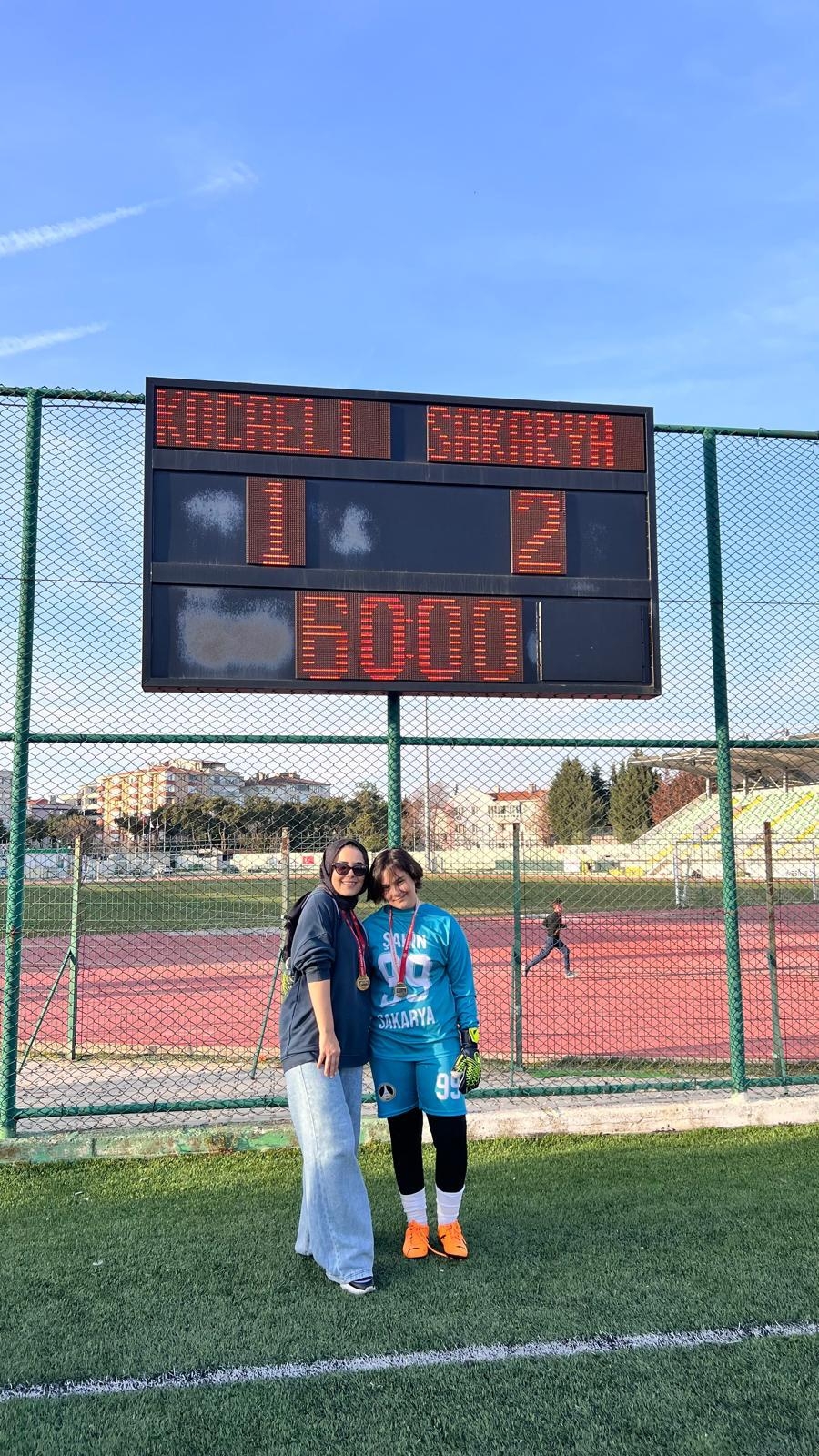 Paris Ortaokulu Kız Futbol Takımı’ndan üçüncü şampiyonluk