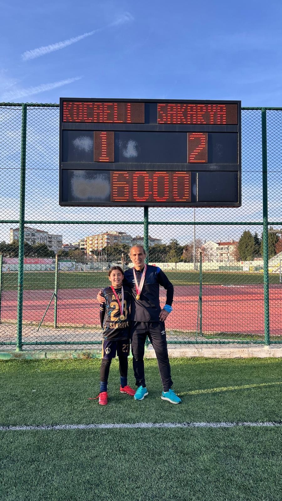 Paris Ortaokulu Kız Futbol Takımı’ndan üçüncü şampiyonluk