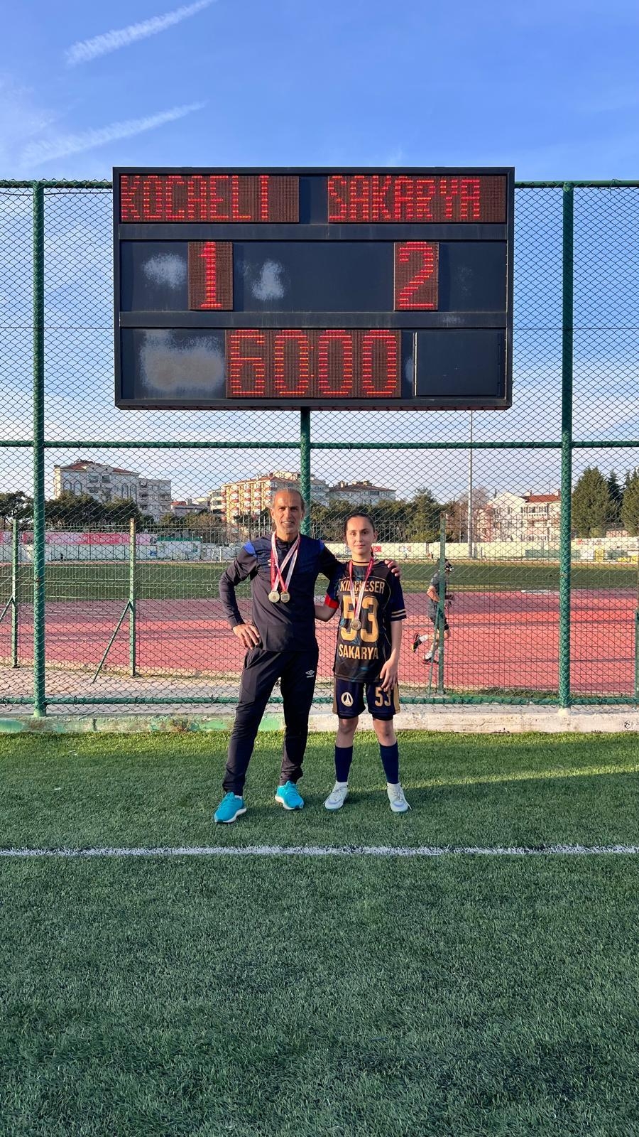 Paris Ortaokulu Kız Futbol Takımı’ndan üçüncü şampiyonluk