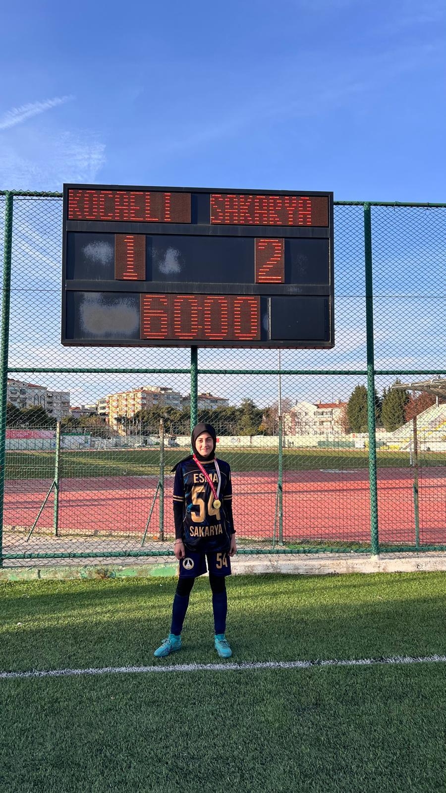 Paris Ortaokulu Kız Futbol Takımı’ndan üçüncü şampiyonluk