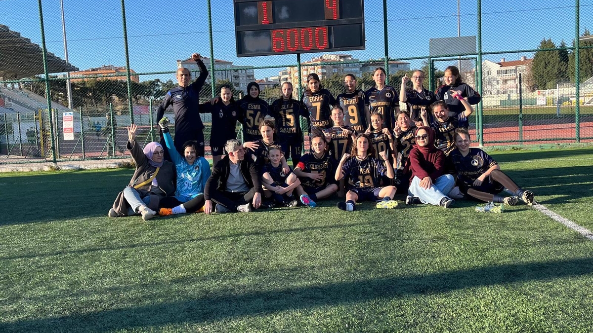 Paris Ortaokulu Kız Futbol Takımı’ndan üçüncü şampiyonluk