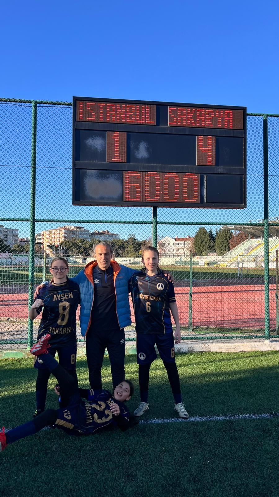 Paris Ortaokulu Kız Futbol Takımı’ndan üçüncü şampiyonluk