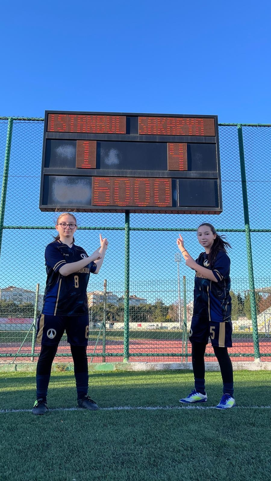 Paris Ortaokulu Kız Futbol Takımı’ndan üçüncü şampiyonluk