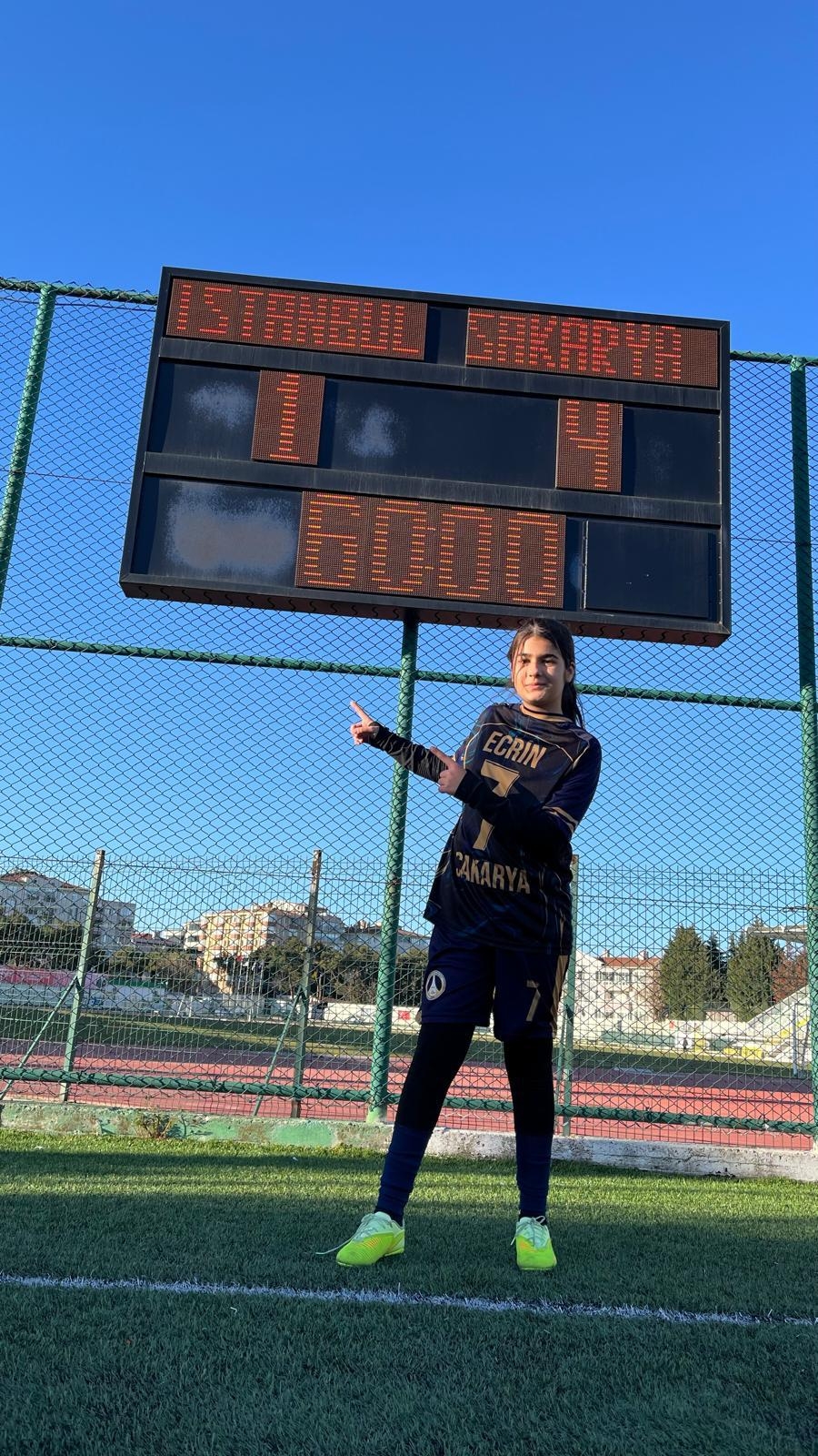 Paris Ortaokulu Kız Futbol Takımı’ndan üçüncü şampiyonluk