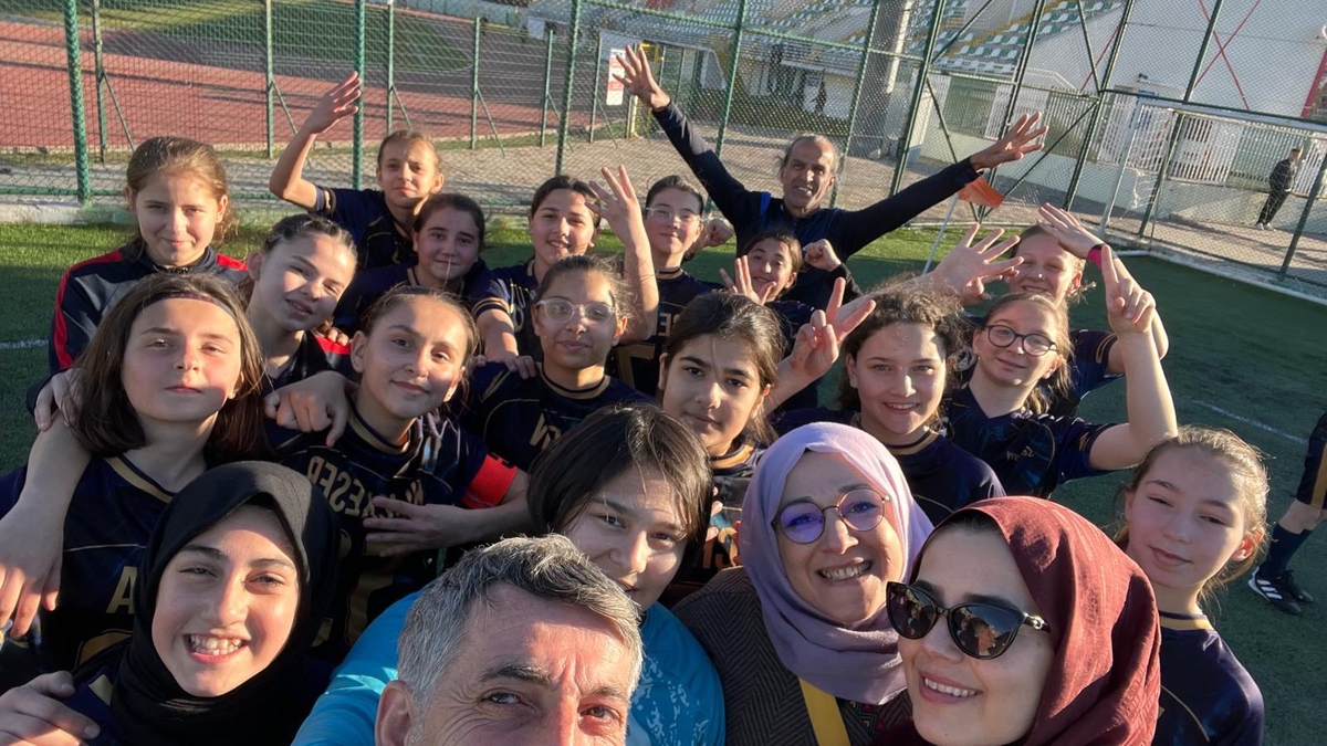 Paris Ortaokulu Kız Futbol Takımı’ndan üçüncü şampiyonluk