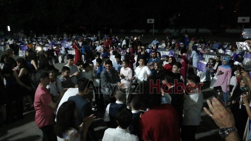 Paris Ortaokulu’nda Mezuniyet Çoşkusu