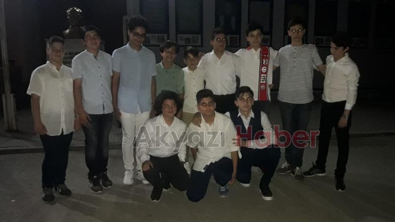 Paris Ortaokulu’nda Mezuniyet Çoşkusu