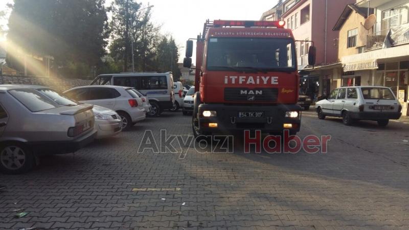 Park Halindeki Otomobili Dumanlar Sardı 