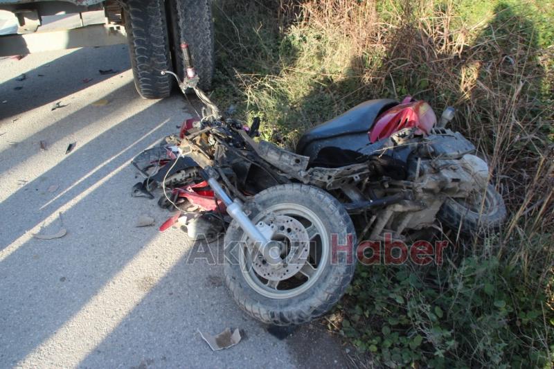 Motosiklet Park Halinde bulunan Römorka Çarptı