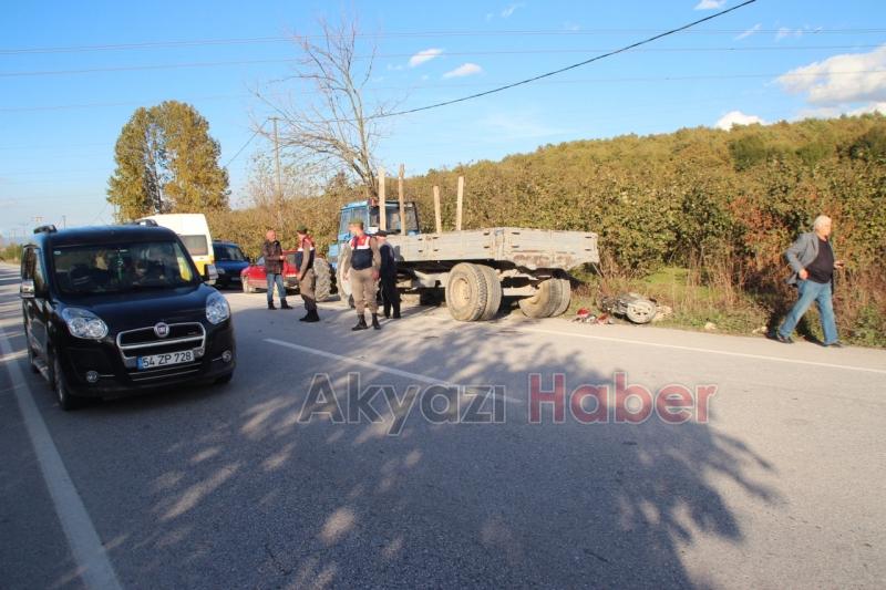 Motosiklet Park Halinde bulunan Römorka Çarptı